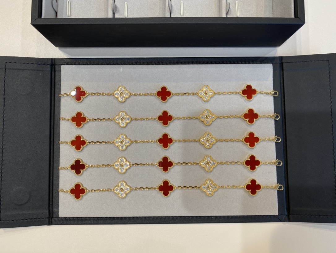 NO:101837,The five-flower bracelet diamonds are red in the middle, natural super 5A bracelet with first-class diamonds, sterling silver version engravings and eagle beaks are very clear, gold is also the color of the color of gold, not yellow, bracelet is particularly suitable for skin color, and it is more expensive to match with diamonds, and the stacking effect is better~~, Vca bracelet, bracelet, pure silver19860909五花手链间钻金红,天然超5A红玉髓配一级钻,纯银版本刻字和鹰嘴等都非常清晰,金色也是对色的高级金不发黄,红玉髓特别衬肤色,配上间钻更贵气,叠搭效果更佳~~,Vca手链,bracelet,pure silver,Jewelry