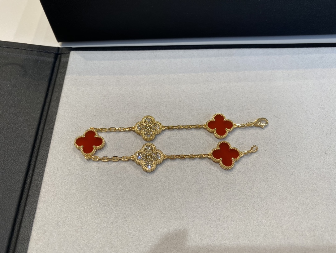 Five-Motif Carnelian and Diamond Bracelet - Comprehensive 4