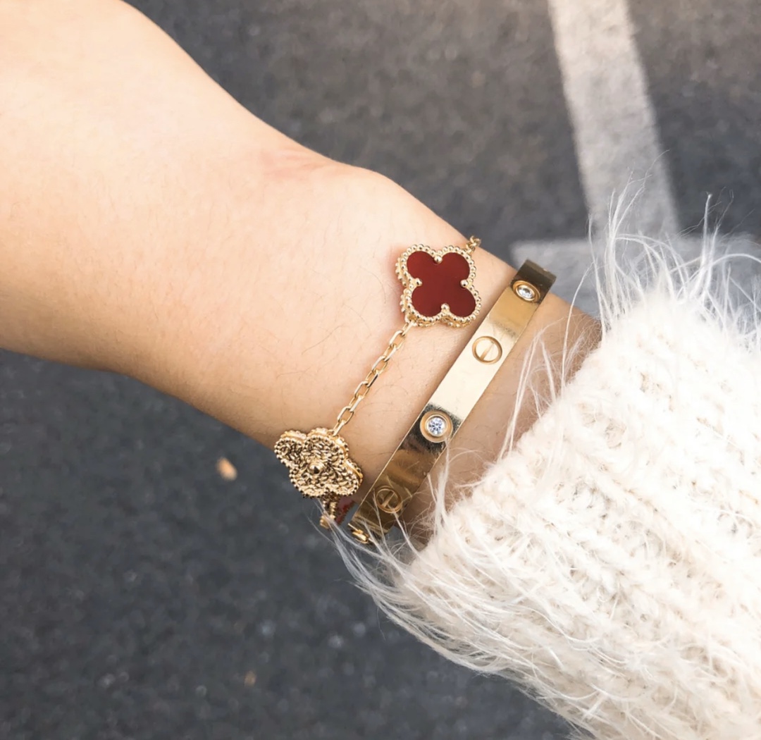 NO:632767,The diamond model is more special and more noble than the pure five-flower model, what do you think?  We have all in stock~, Cardia high-end jewelry19860909间钻款比纯五花要更特别一些,更贵气一些,你们觉得呢？我们都有现货~,,卡迪亚高端饰品,Jewelry