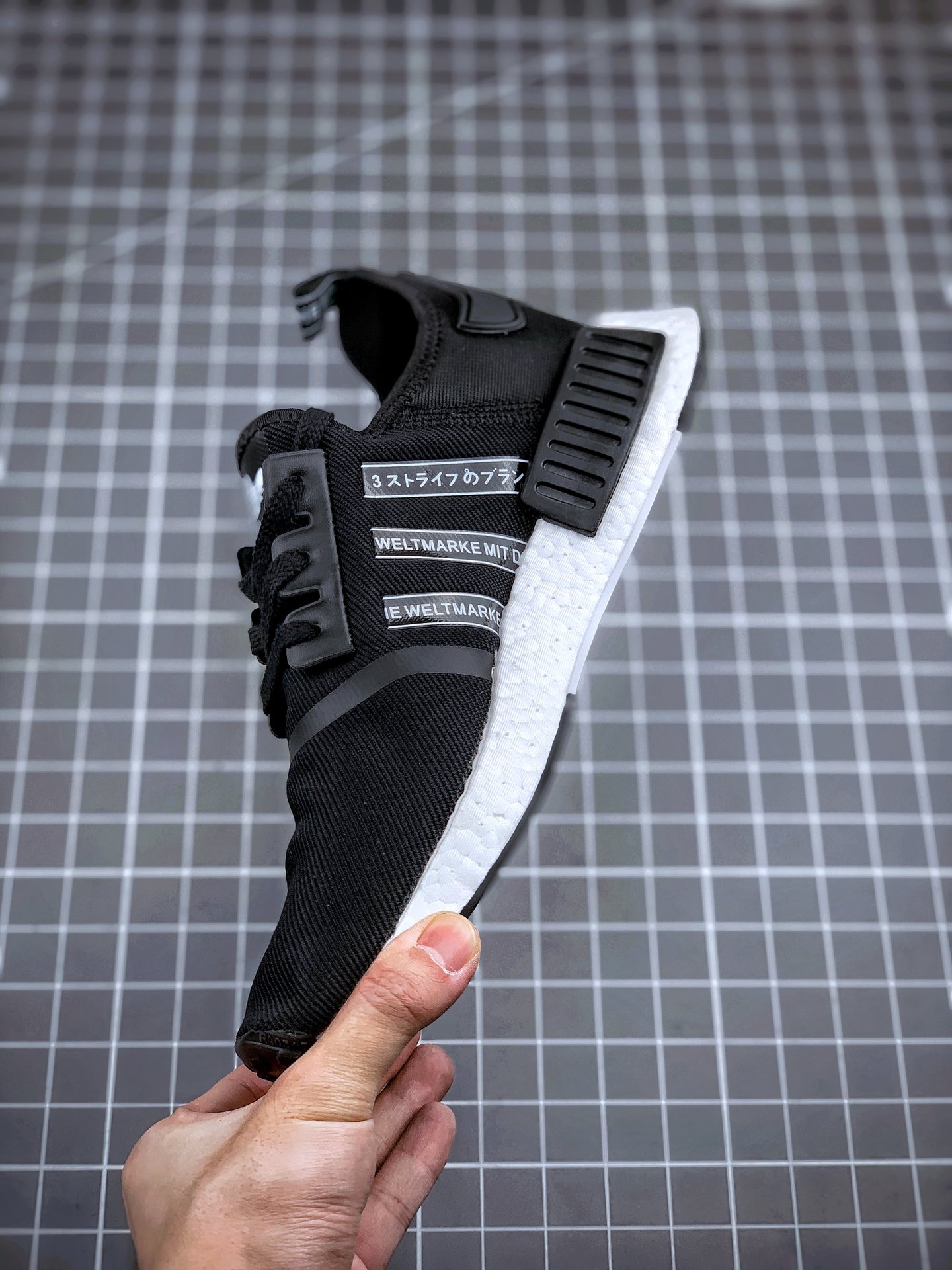 220 Adidas NMD _R1 黑白印字 虎扑版本 专柜同步上架   现货仓储