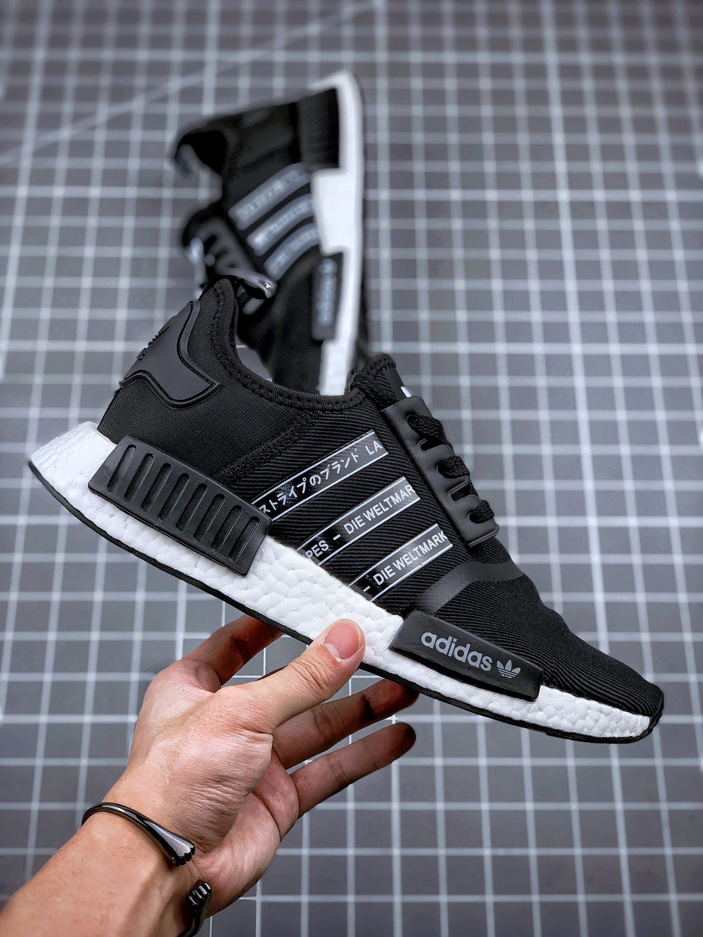 220 Adidas NMD _R1 黑白印字 虎扑版本 专柜同步上架   现货仓储