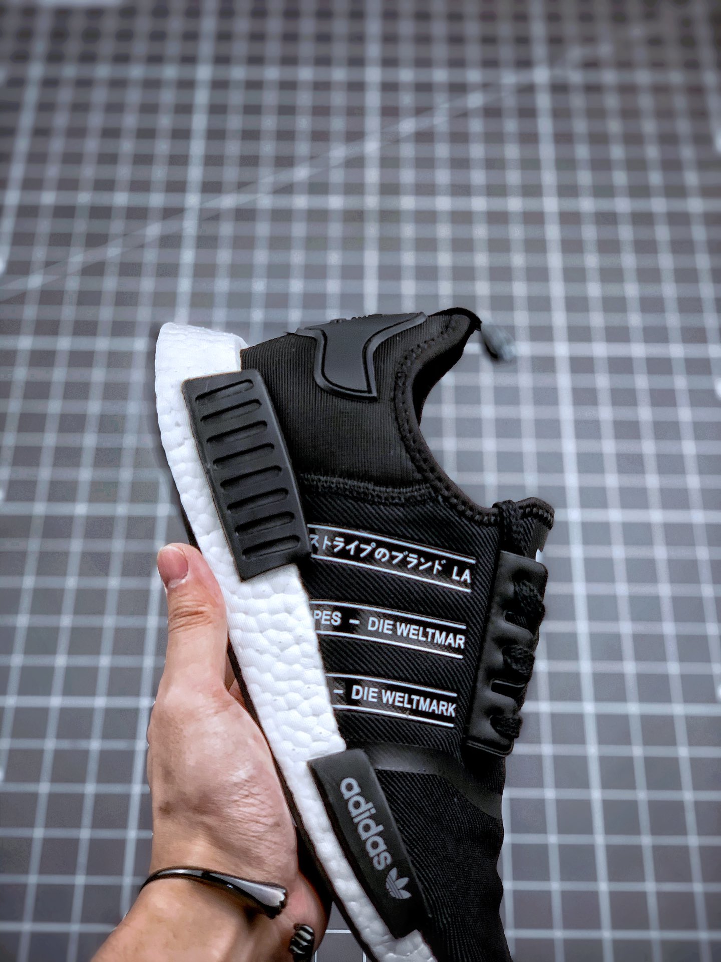 220 Adidas NMD _R1 黑白印字 虎扑版本 专柜同步上架   现货仓储