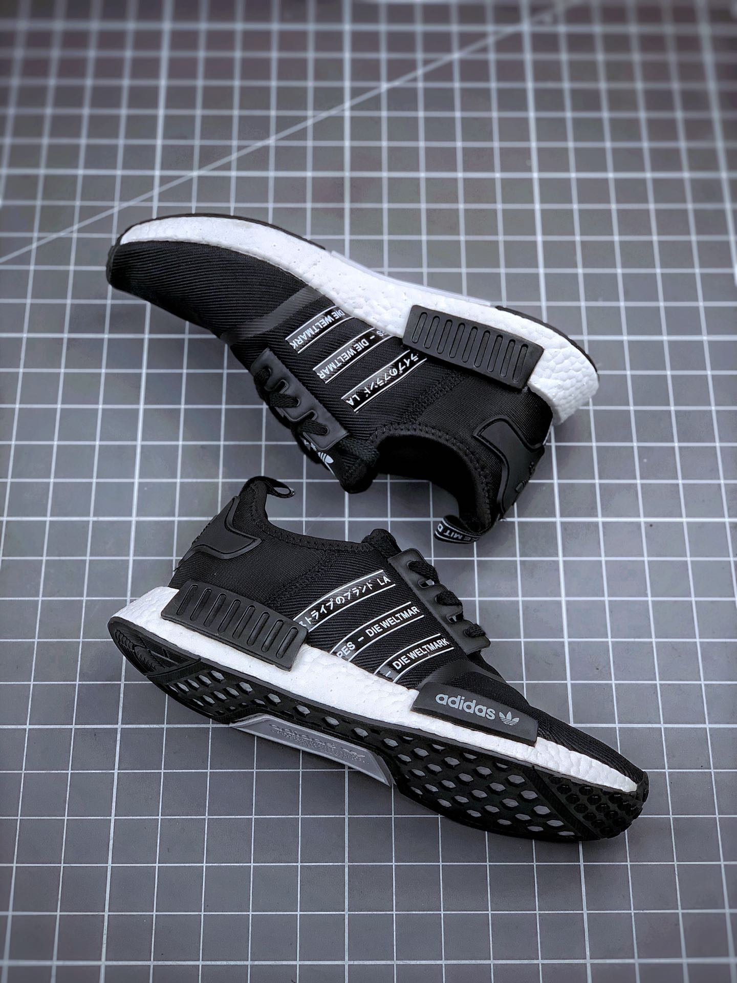 220 Adidas NMD _R1 黑白印字 虎扑版本 专柜同步上架   现货仓储