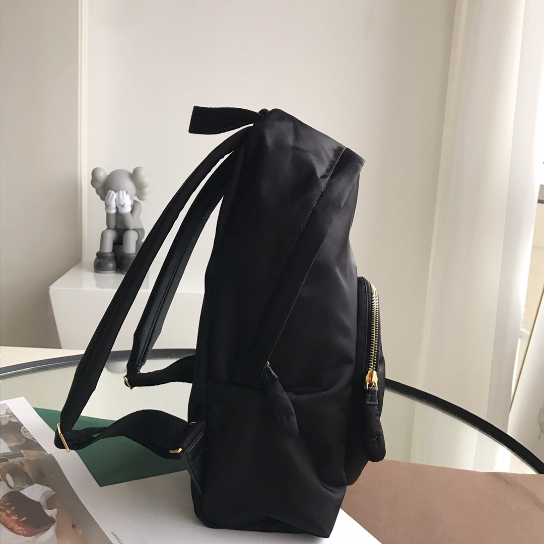 Anya Hindmarch Smiley Backpack featuring the brand's signature smiley - Comprehensive 4