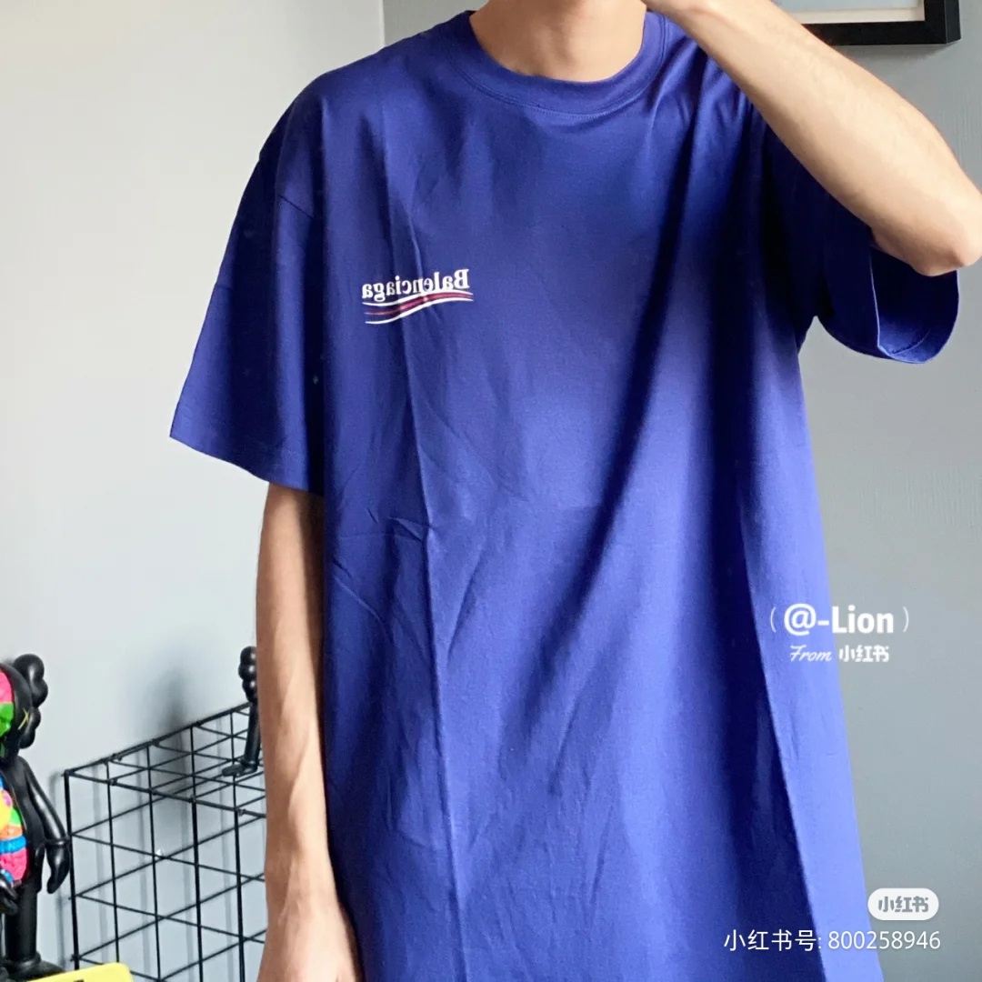 P65💰
巴黎世家  可乐经典款220克双纱精梳棉  颜色:黑，白，蓝色，绿 ，雾霾蓝，灰  6色   码数S ~XL .