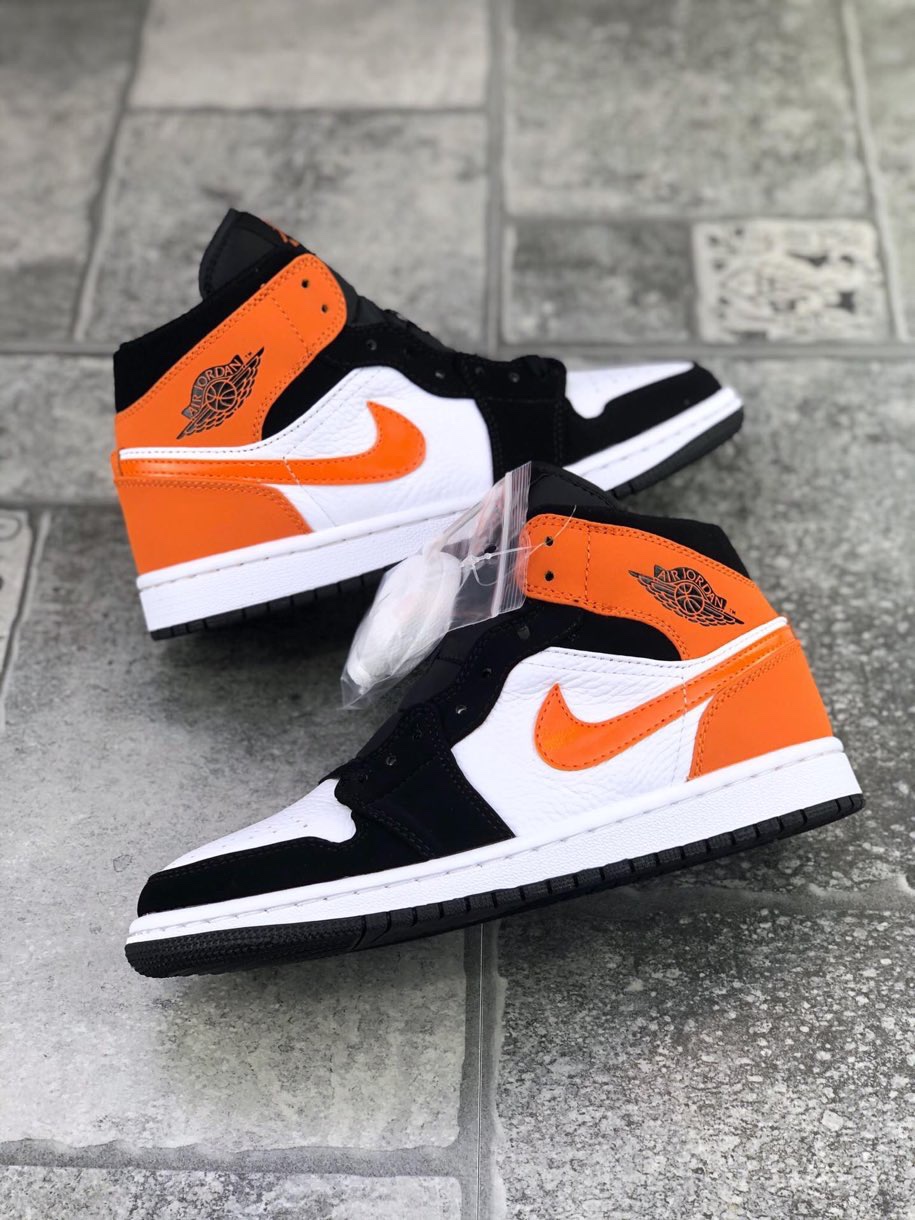 130 真标半码AIR JORDAN 1 MID 中帮黑白熊猫 Air Jordan 1外形的灵感来自于在当年风靡一时的AirForce1