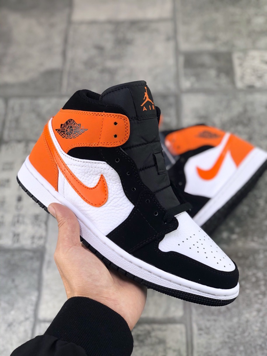 130 真标半码AIR JORDAN 1 MID 中帮黑白熊猫 Air Jordan 1外形的灵感来自于在当年风靡一时的AirForce1