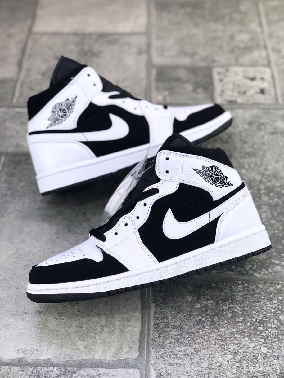 130 真标半码AIR JORDAN 1 MID 中帮黑白熊猫 Air Jordan 1外形的灵感来自于在当年风靡一时的AirForce1