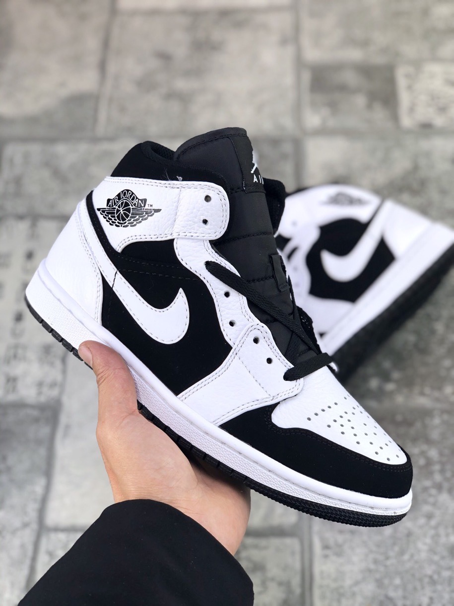 130 真标半码AIR JORDAN 1 MID 中帮黑白熊猫 Air Jordan 1外形的灵感来自于在当年风靡一时的AirForce1