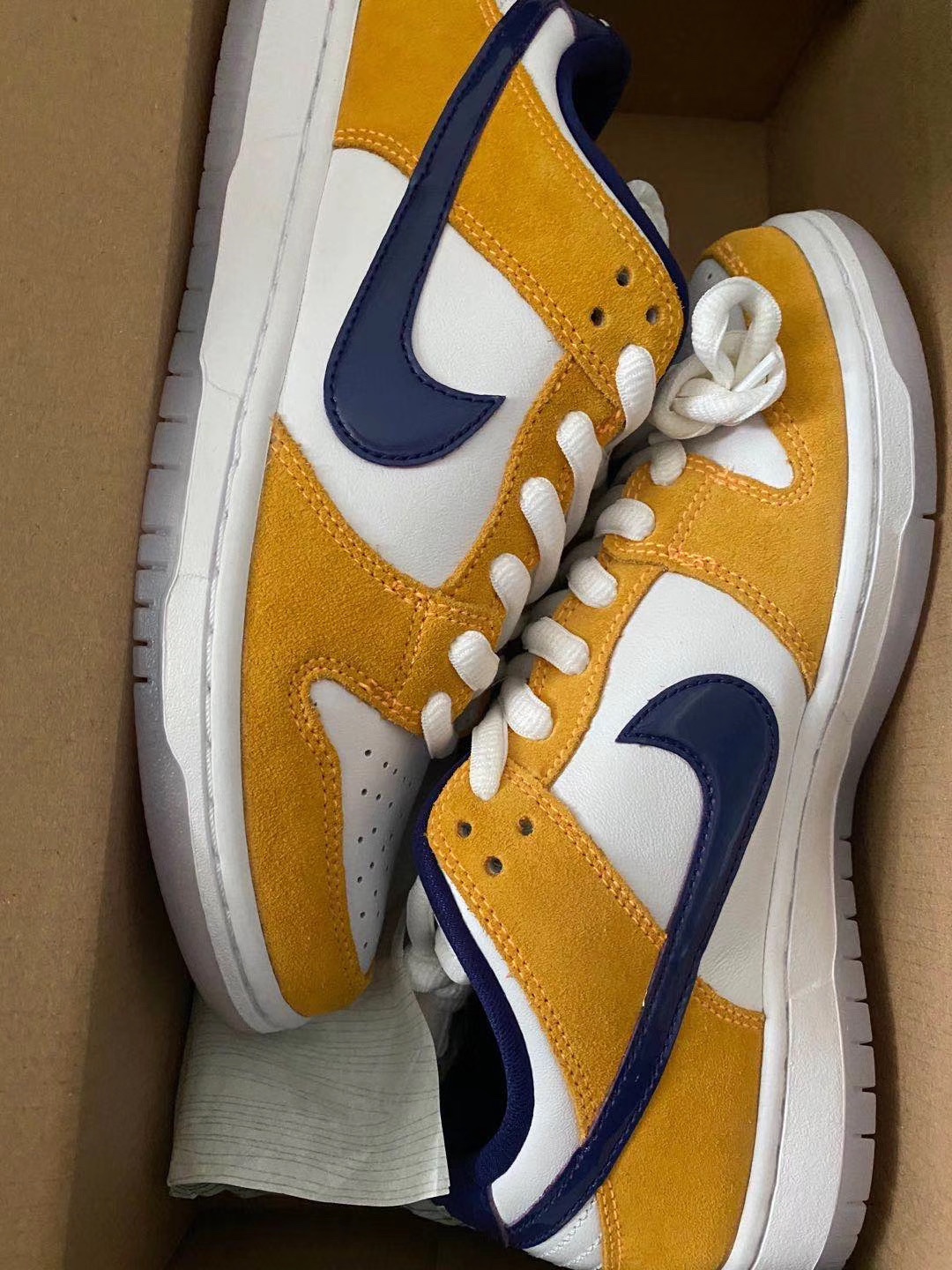 150 真标半码 耐克Nike SB Dunk Low “Laser Orange”湖人配色Nike在今年发布了多款SB Dunk Low的配色