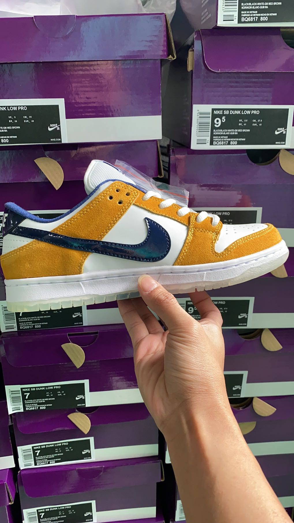 150 真标半码 耐克Nike SB Dunk Low “Laser Orange”湖人配色Nike在今年发布了多款SB Dunk Low的配色