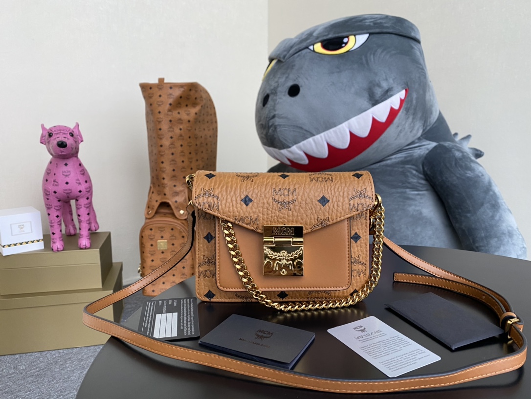 Top-tier accordion bag 🦁2020 new classic accordion bag, stylish and unique, featuring a front flap with a laurel leaf lock design that exudes classic charm. With three compartments inside for organized storage, it comes with a detachable shoulder strap for hand or crossbody carrying, allowing you to have your hands free. Size: 12.5 x 18.0 x 9.0cm image 1