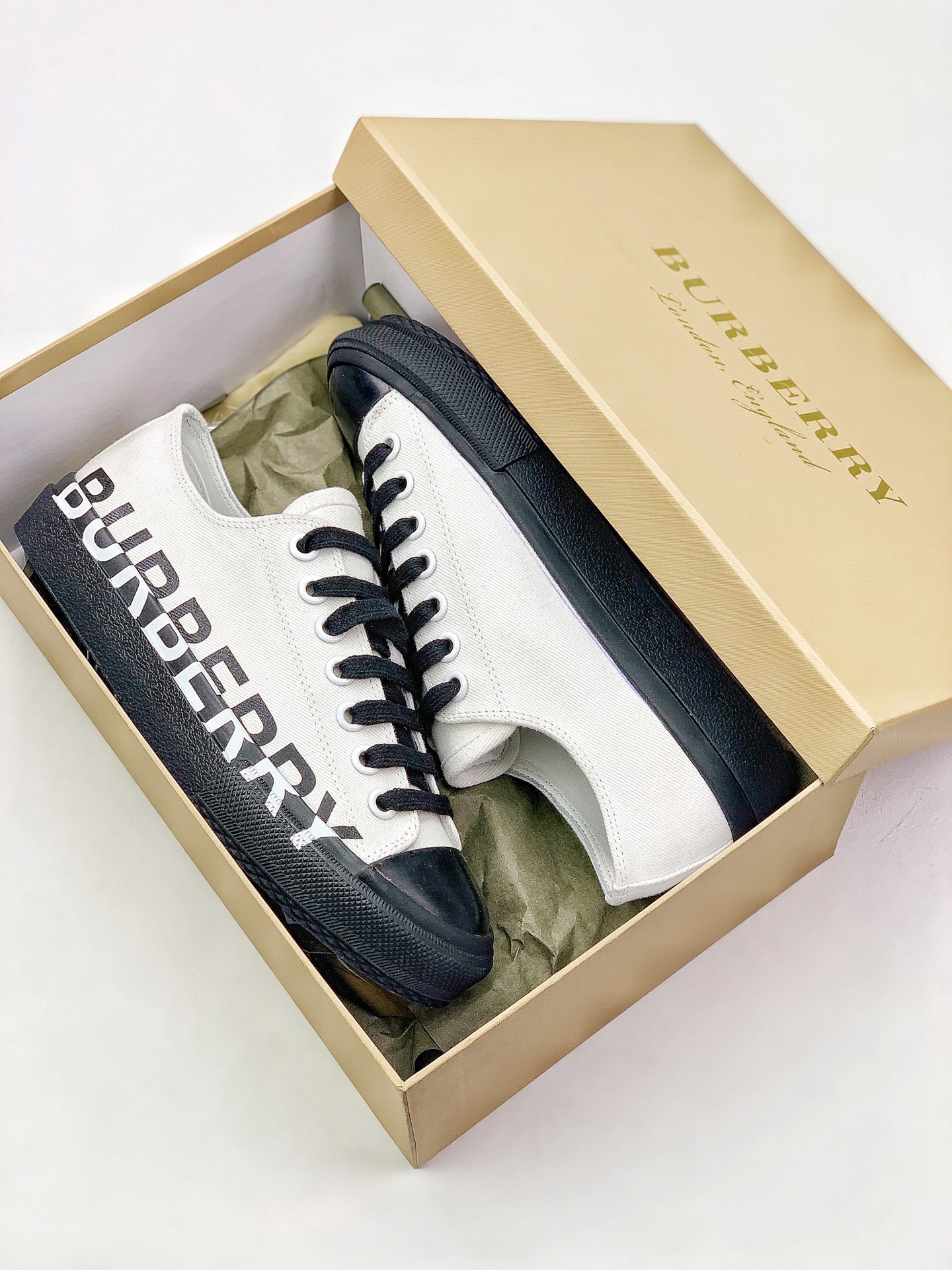 260 BURBERRY 巴宝莉 巴宝莉(BURBERRY)经典棉款 质运动鞋