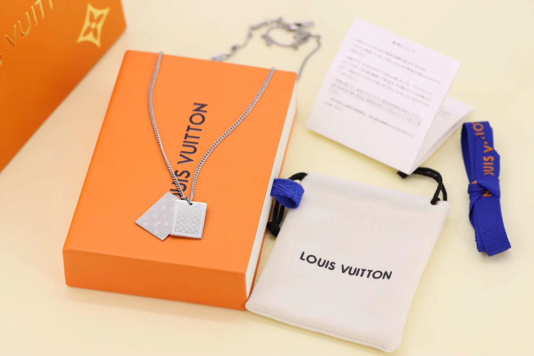 NO:817125,Louis Vuitton silver LV presbyopia double brand men's necklace This elegant necklace is a new interpretation of the iconic Damier plaid. The double-sided design can display both the plaid and the Louis Vuitton English inscription, and can be worn in various ways., LV necklace, louis vuitton, louis vuitton, louis vuitton, necklace19860909Louis Vuitton 银色 LV老花双方牌男士项链 此款雅致的项链对标志性的Damier格纹进行全新演绎.双面设计,既可展示格纹,亦可展示路易威登英文字样,佩戴方式丰富.,Lv项链,louis vuitton,louis vuitton,louis vuitton,necklace,Jewelry