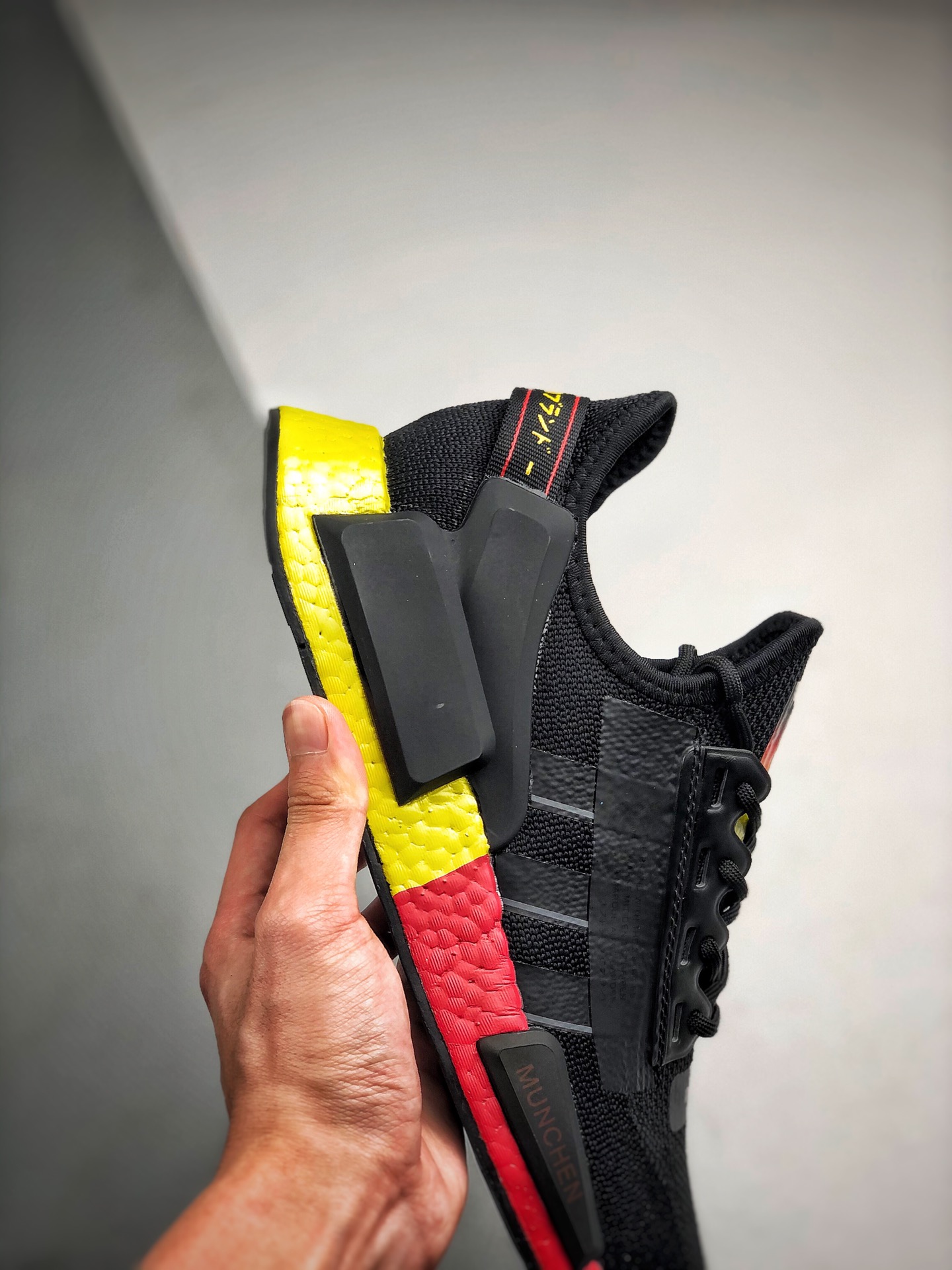 200 Adidas NMD _R1 红黄袜子 虎扑版本 专柜同步上架