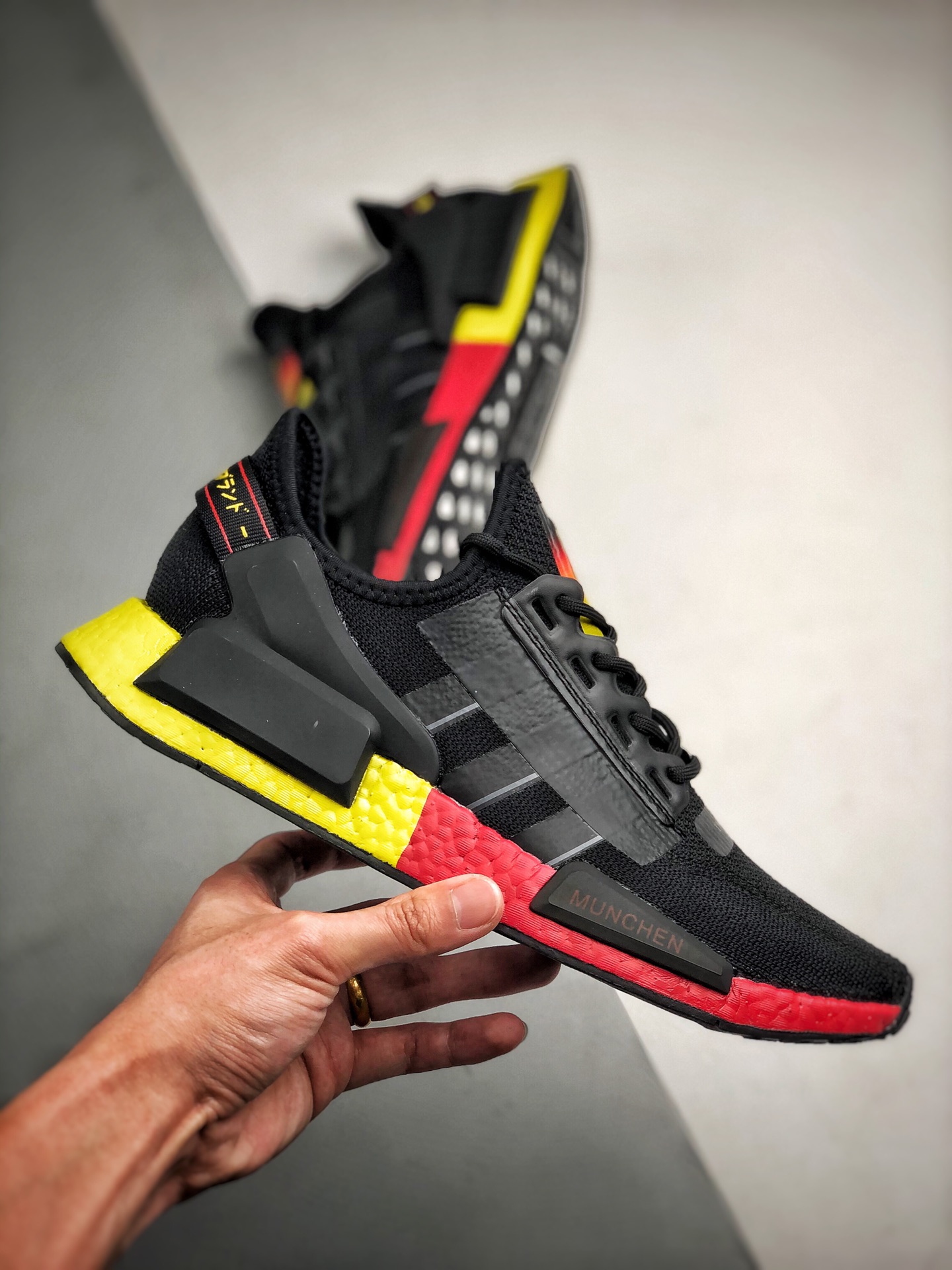200 Adidas NMD _R1 红黄袜子 虎扑版本 专柜同步上架