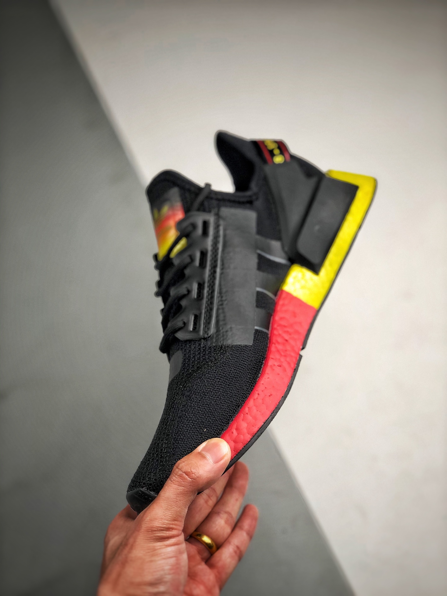 200 Adidas NMD _R1 红黄袜子 虎扑版本 专柜同步上架