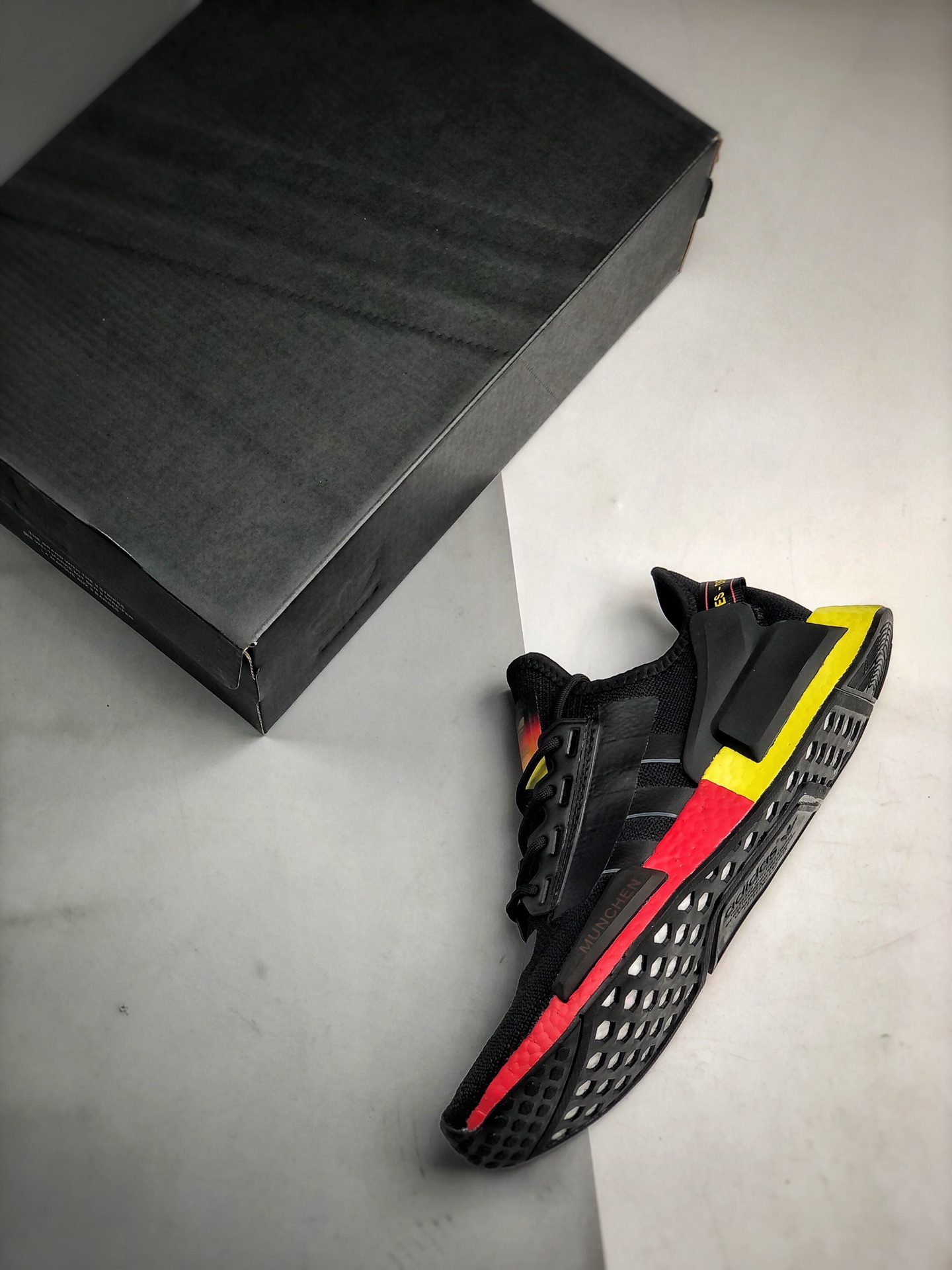 200 Adidas NMD _R1 红黄袜子 虎扑版本 专柜同步上架