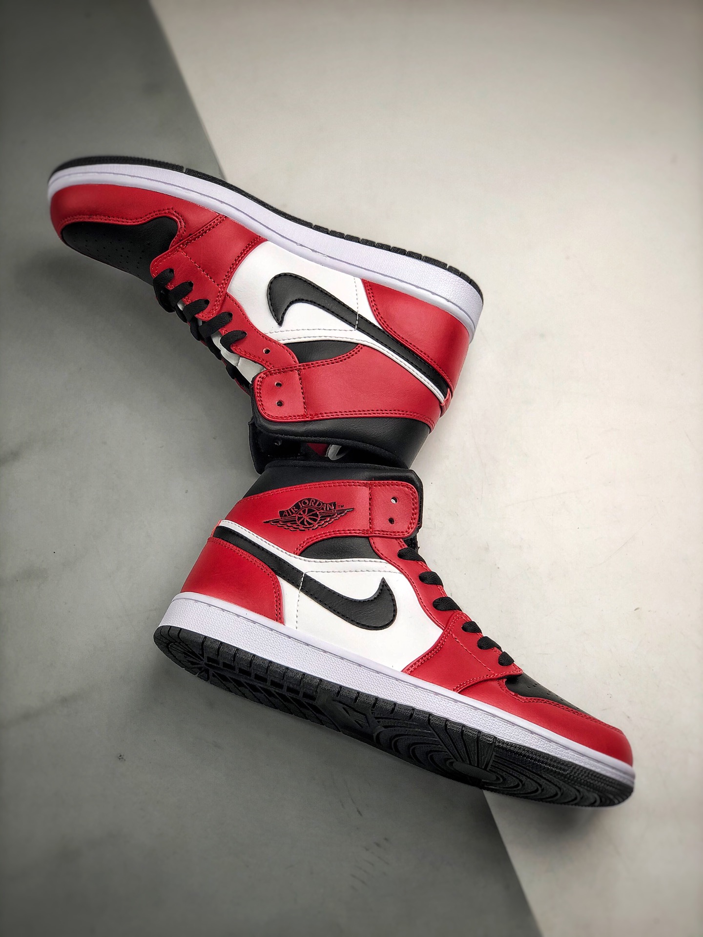 250 Air Jordan 1 Mid 黑白红