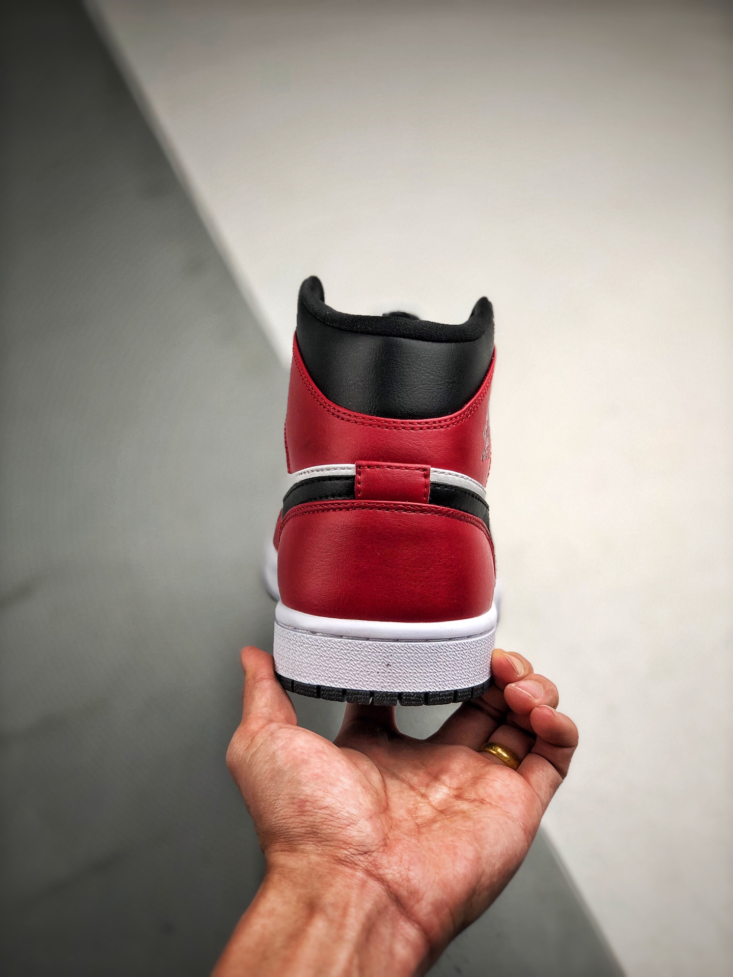 250 Air Jordan 1 Mid 黑白红