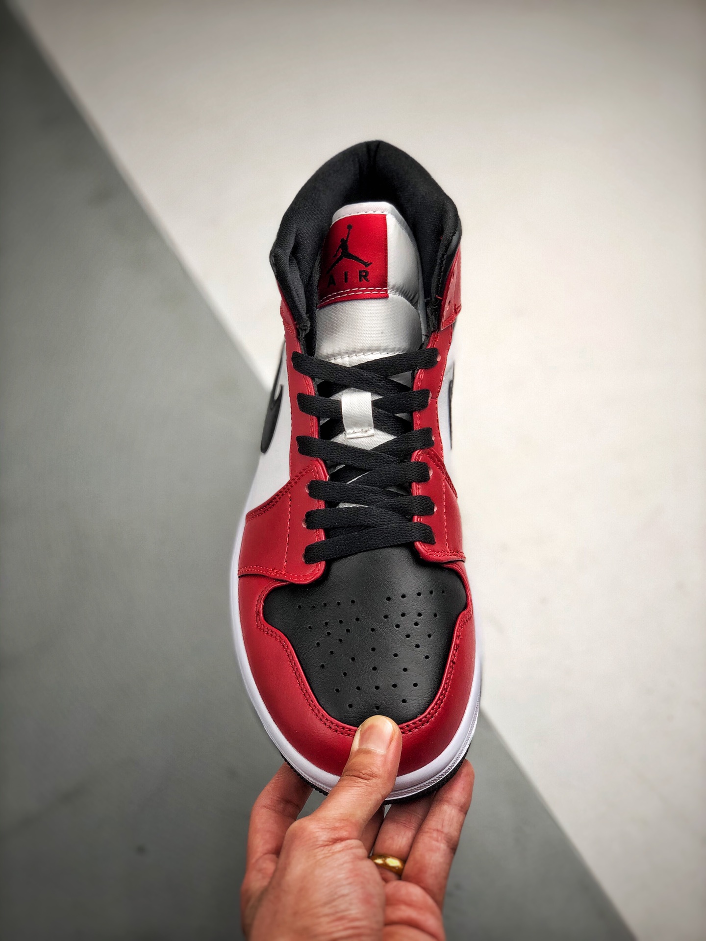 250 Air Jordan 1 Mid 黑白红