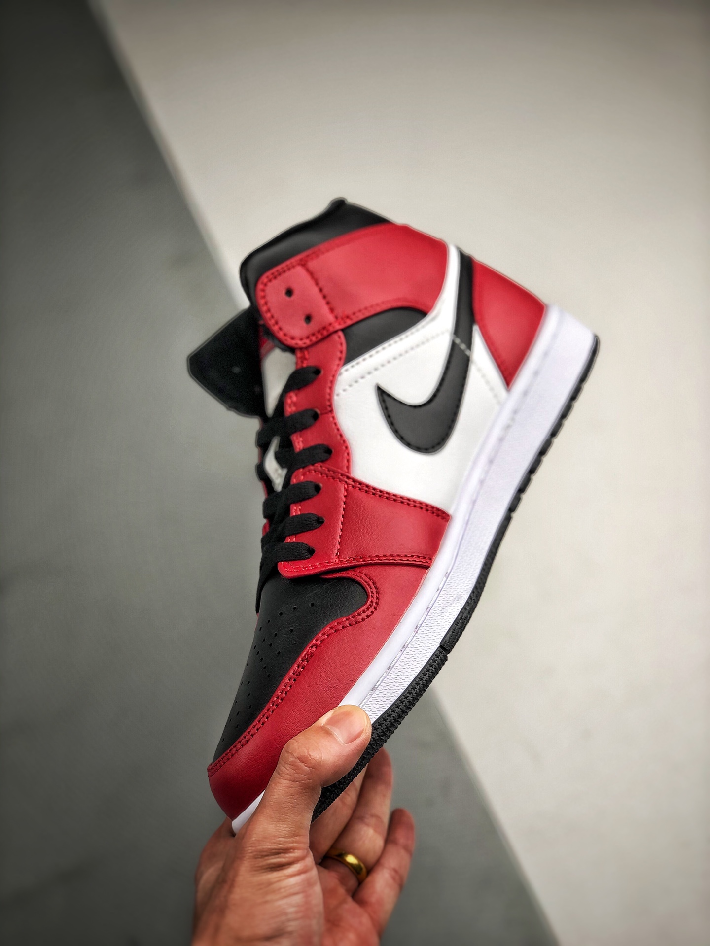 250 Air Jordan 1 Mid 黑白红
