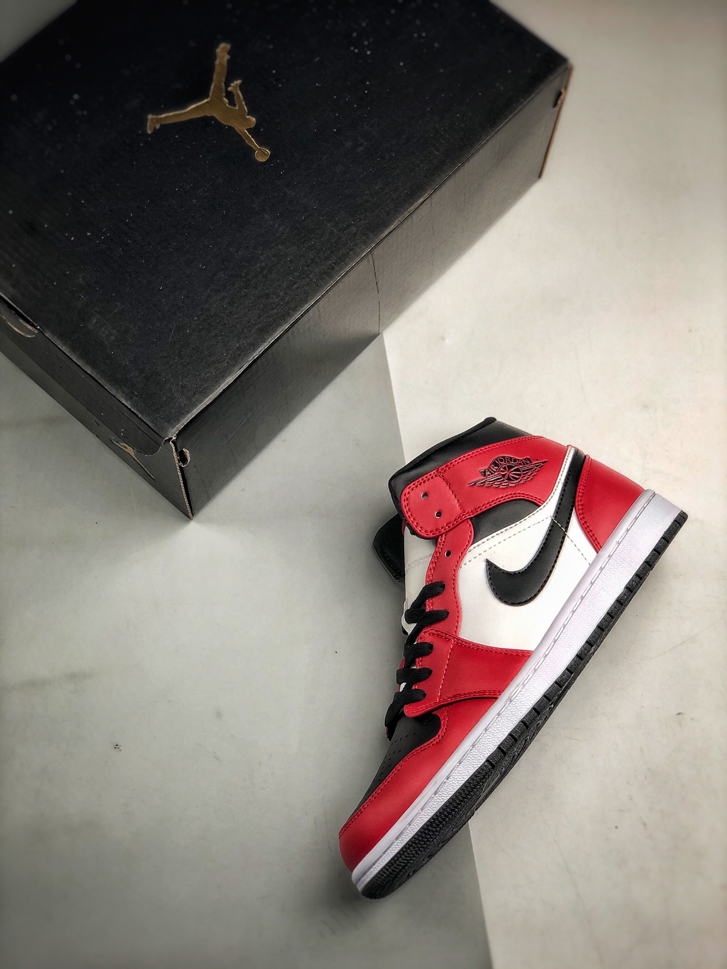 250 Air Jordan 1 Mid 黑白红
