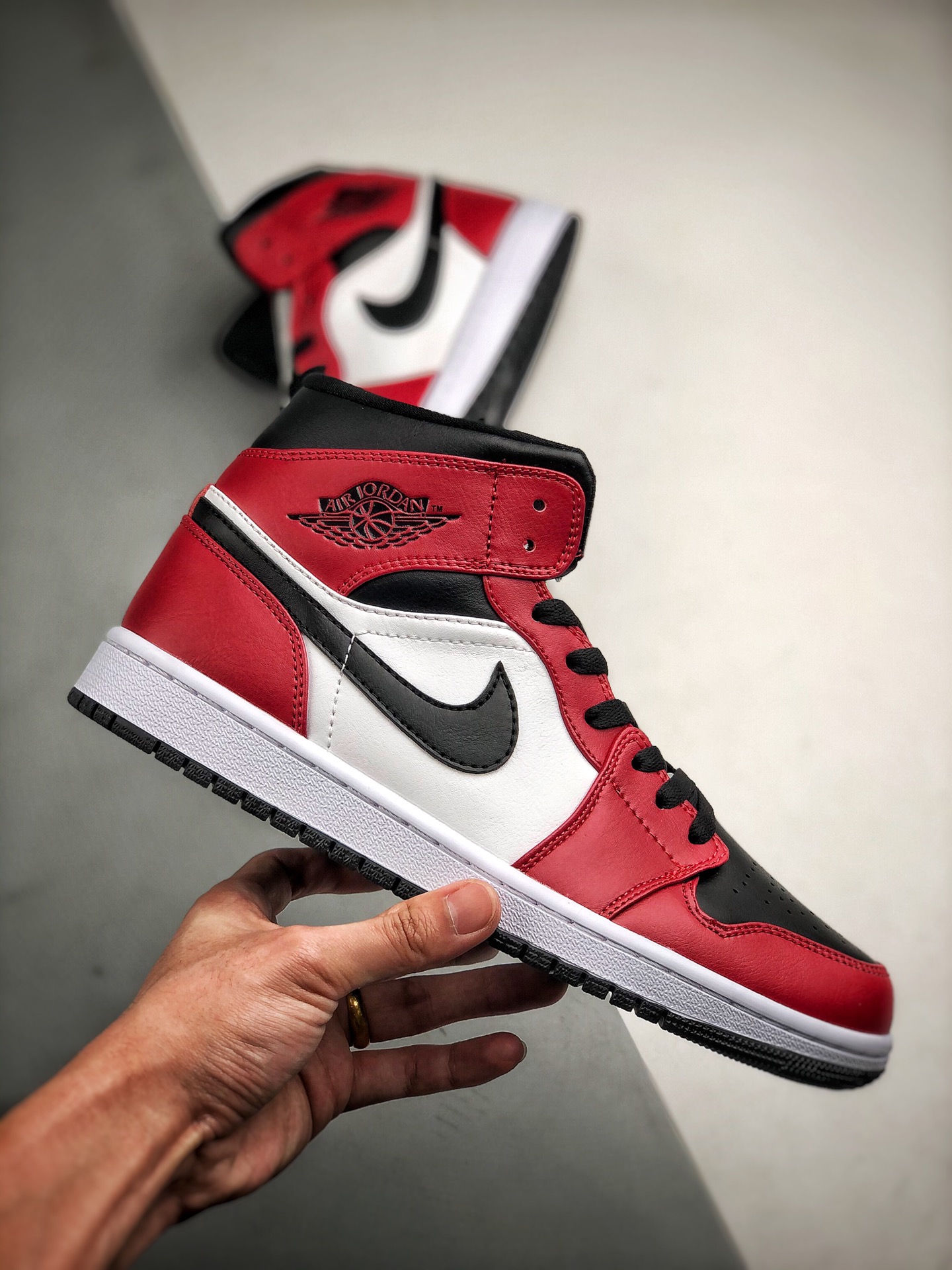 250 Air Jordan 1 Mid 黑白红