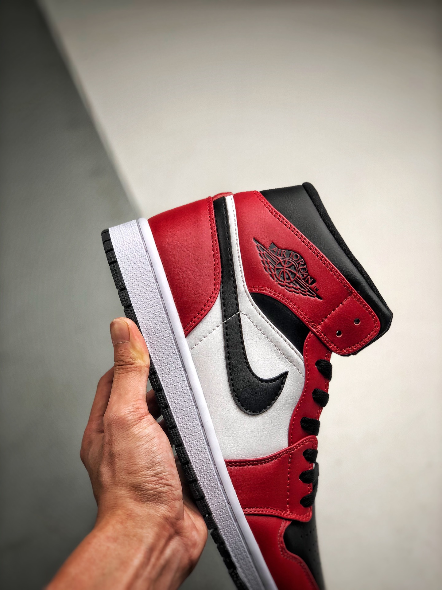 250 Air Jordan 1 Mid 黑白红