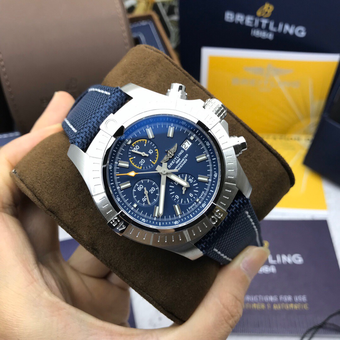 NO:942984,TBLS’ latest Breitling Avenger B01 chronograph watch, the original model and top-level replica hard-core debut (Avenger B01 Chronograph  45) The 45mm stainless steel case with a large diameter is equipped with a carbon black, blue and rose gold dial. The Breitling self-made 01 transparent bottom movement is coated with luminous coating. The mirror sapphire is basically upgraded with double-sided blue coating. The complex process improves the texture of the watch. The specially designed anti-slip pattern crown and chronograph button are a true Breitling Avenger watch, providing unparalleled safety and reliability for aviation explorers. A must-have artifact for tough guys, global limited edition, breitling19860909TBLS最新百年灵复仇者B01计时腕表 原版开模顶级复刻硬核登场（Avenger B01 Chronograph 45）直径大气的45mm精钢表壳配以炭黑色,蓝色和玫瑰金色表盘稳定改百年灵自制01透底机芯超强阿拉伯时标涂覆夜光涂层镜面蓝宝石基本上再升级双面镀蓝膜复杂工艺提升腕表质感特殊设计的防滑花纹表冠和计时按钮作为一款真正的百年灵复仇者系列（Avenger）表款,为航空探险家提供无与伦比的安全性和可靠性,硬汉必备神器,全球限量发行,,breitling,Watch