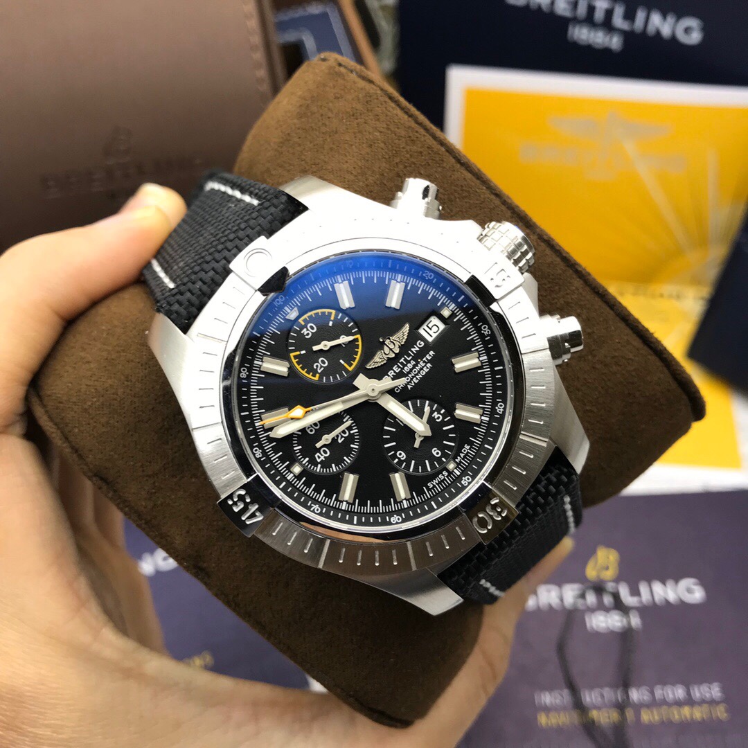 NO:942992,BLS’s latest Breitling Avenger B01 chronograph watch, the original model top replica is now available (Avenger B01 Chronograph  45) The 45mm stainless steel case with a large diameter is equipped with a carbon black, blue and rose gold dial. The Breitling self-made 01 transparent bottom movement is coated with luminous coating. The mirror sapphire is basically upgraded with double-sided blue coating. The complex process improves the texture of the watch. The specially designed anti-slip pattern crown and chronograph button are a true Breitling Avenger watch, providing unparalleled safety and reliability for aviation explorers. A must-have artifact for tough guys, global limited edition, breitling19860909BLS最新百年灵复仇者B01计时腕表 原版开模顶级复刻硬核登场（Avenger B01 Chronograph 45）直径大气的45mm精钢表壳配以炭黑色,蓝色和玫瑰金色表盘稳定改百年灵自制01透底机芯超强阿拉伯时标涂覆夜光涂层镜面蓝宝石基本上再升级双面镀蓝膜复杂工艺提升腕表质感特殊设计的防滑花纹表冠和计时按钮作为一款真正的百年灵复仇者系列（Avenger）表款,为航空探险家提供无与伦比的安全性和可靠性,硬汉必备神器,全球限量发行,,breitling,Watch