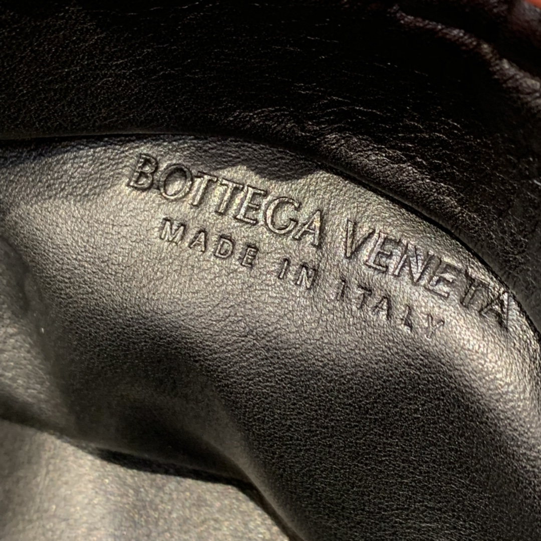 Bottega Veneta ๐๐๐ ๐พ๐๐ผ๐๐ ๐๐๐๐พ๐ 31CM BAG 620230้ป่ฒ/้้พ