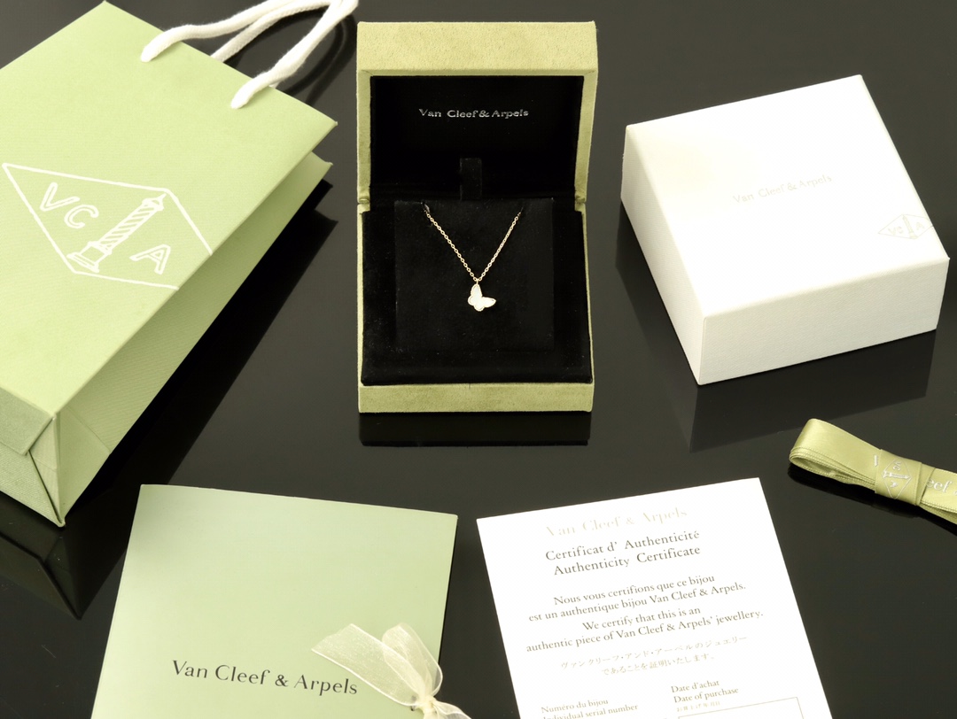 NO:102082,Top version of Sweet Alhambra Sweet Alhambra Small Butterfly Necklace!  ZP original steel mold CNC natural white shells, perfect details for counter prints, sterling silver electroplated gold. Speaking of good-looking necklaces, V@n Cleef& Arpels is definitely on the list!  Sweet Alhambra necklace, beautiful and refined, beautiful and elegant incarnation, quietly blooming in the neck, bringing purity and perfection, original version of the latest snap, Vac necklace, manolo blahnik, christian louboutin, stuart weitzman, necklace, pure silver19860909顶级版 梵 克 雅 宝 Sweet Alhambra 小蝴蝶项链！ ZP原版钢模 CNC天然白贝 专柜字印完美细节 纯银电镀咪金 说到好看的项链,V@n Cleef& Arpels绝对榜上有名！梵 克雅宝 Sweet Alhambra项链 清丽脱俗 唯美的优雅化身 于颈间悄然绽放 带来纯净与完满 原 版最新卡扣,Vac项链,manolo blahnik,christian louboutin,stuart weitzman,necklace,pure silver,Jewelry