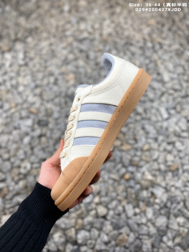 ♨️价格：120
♨️码数：👉 如图所示👈 
♨️编码：029#200427¥JDD
♨️简介：公司级 校园联名款 
adidas Americana Beastie Boys野兽男孩乐队联名男板鞋 ，为了庆祝该乐队对滑冰,朋克,嘻哈和涂鸦文化的影响 该设计从9o年代的滑板运动的黄金时代中汲取灵感 Americna的颜色方案采用素色帆布鞋面设计 鞋面灰白色和浅灰色， 细节包括了鞋舌.上的Beastie Boys乐队标志和Eric Haze设计的鞋垫 
货号：FV9906  
尺码：35-44（带半码）