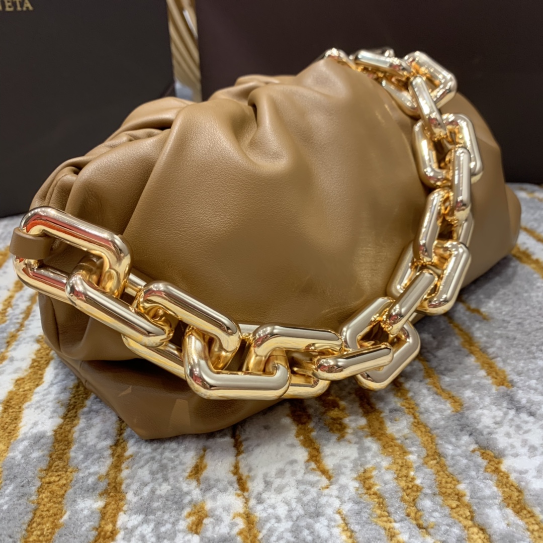 Bottega Veneta 𝙏𝙃𝙀 𝘾𝙃𝘼𝙄𝙉 𝙋𝙊𝙐𝘾𝙃 31CM BAG 620230焦糖色/金链