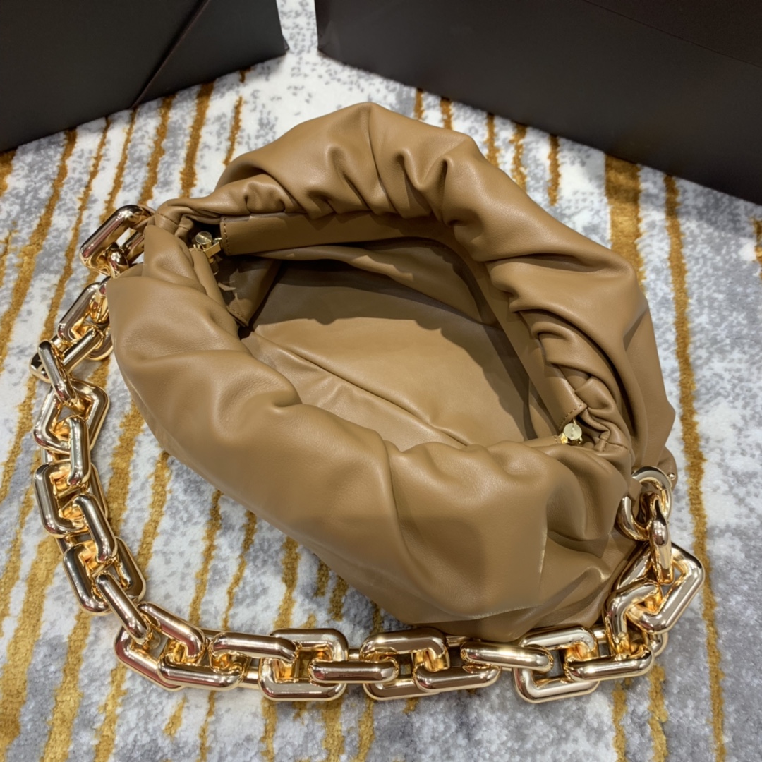 Bottega Veneta 𝙏𝙃𝙀 𝘾𝙃𝘼𝙄𝙉 𝙋𝙊𝙐𝘾𝙃 31CM BAG 620230焦糖色/金链