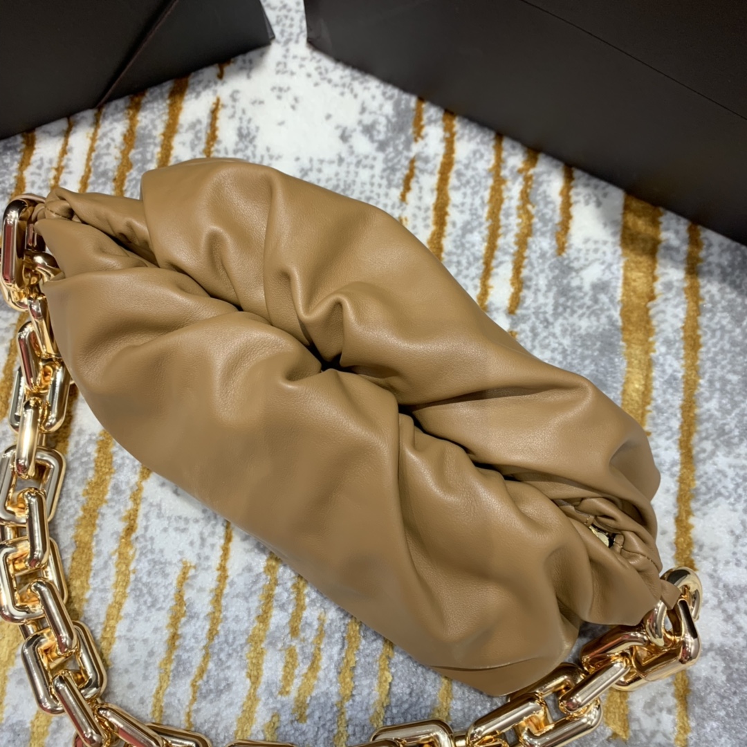 Bottega Veneta 𝙏𝙃𝙀 𝘾𝙃𝘼𝙄𝙉 𝙋𝙊𝙐𝘾𝙃 31CM BAG 620230焦糖色/金链