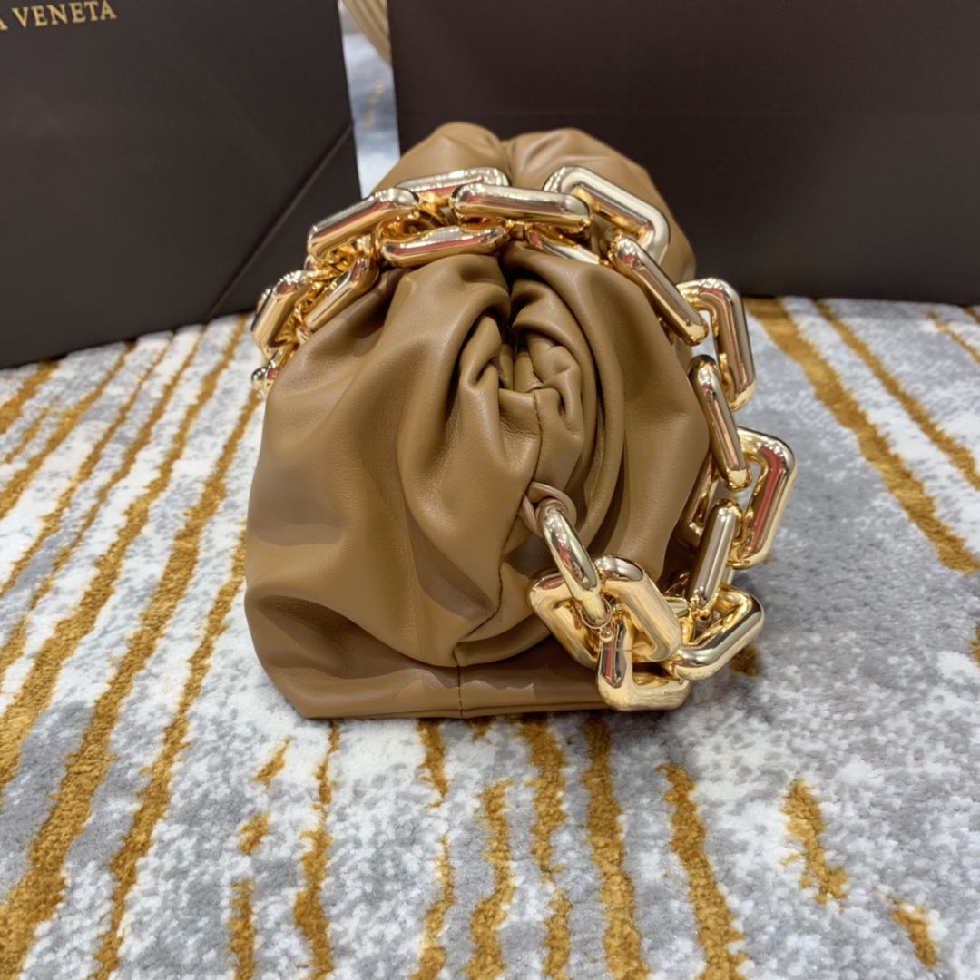 Bottega Veneta 𝙏𝙃𝙀 𝘾𝙃𝘼𝙄𝙉 𝙋𝙊𝙐𝘾𝙃 31CM BAG 620230焦糖色/金链