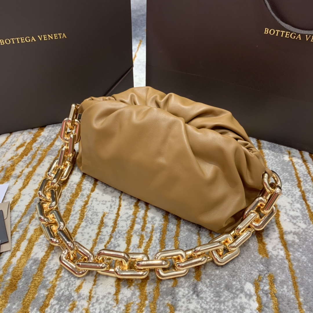 Bottega Veneta 𝙏𝙃𝙀 𝘾𝙃𝘼𝙄𝙉 𝙋𝙊𝙐𝘾𝙃 31CM BAG 620230焦糖色/金链