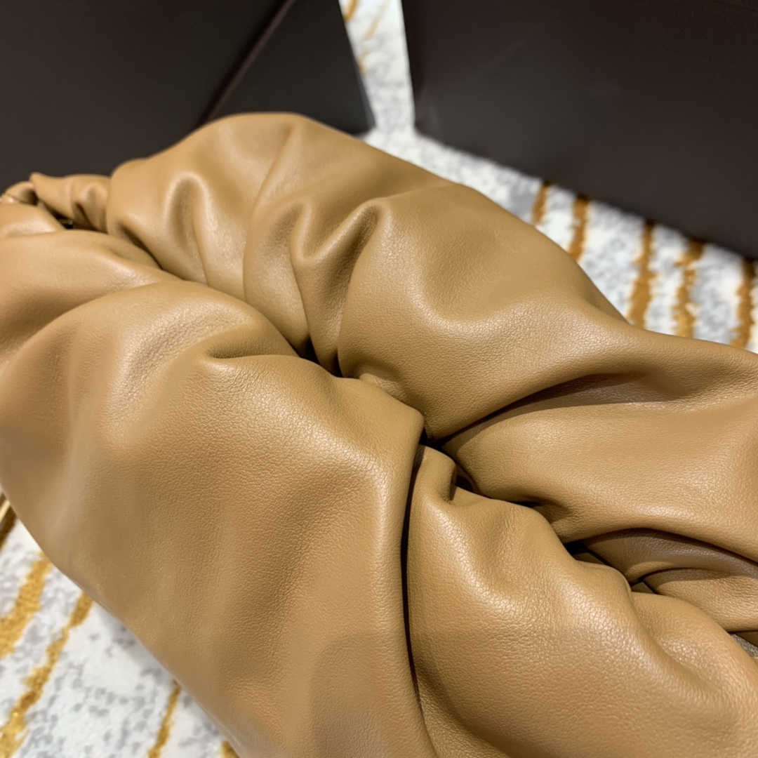 Bottega Veneta 𝙏𝙃𝙀 𝘾𝙃𝘼𝙄𝙉 𝙋𝙊𝙐𝘾𝙃 31CM BAG 620230焦糖色/金链