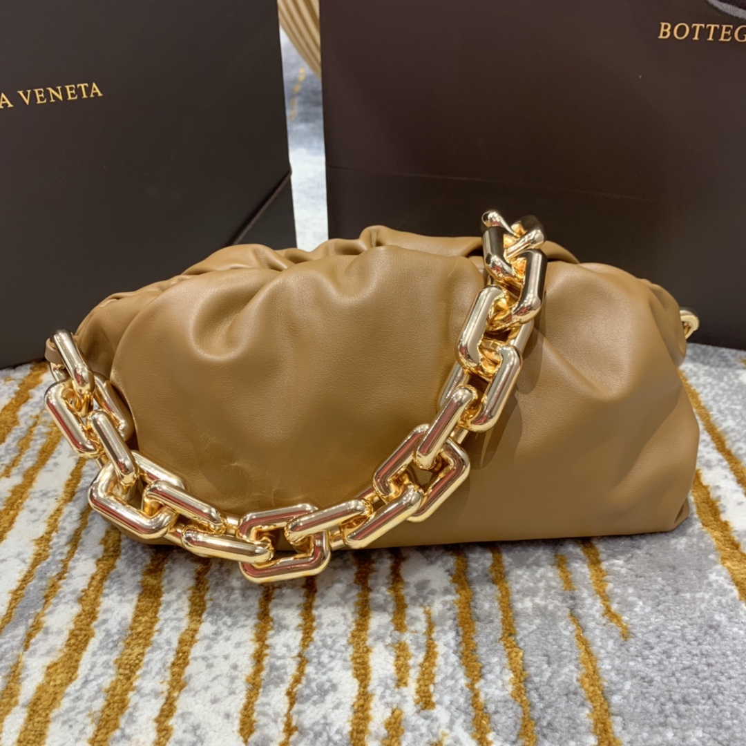 Bottega Veneta 𝙏𝙃𝙀 𝘾𝙃𝘼𝙄𝙉 𝙋𝙊𝙐𝘾𝙃 31CM BAG 620230焦糖色/金链