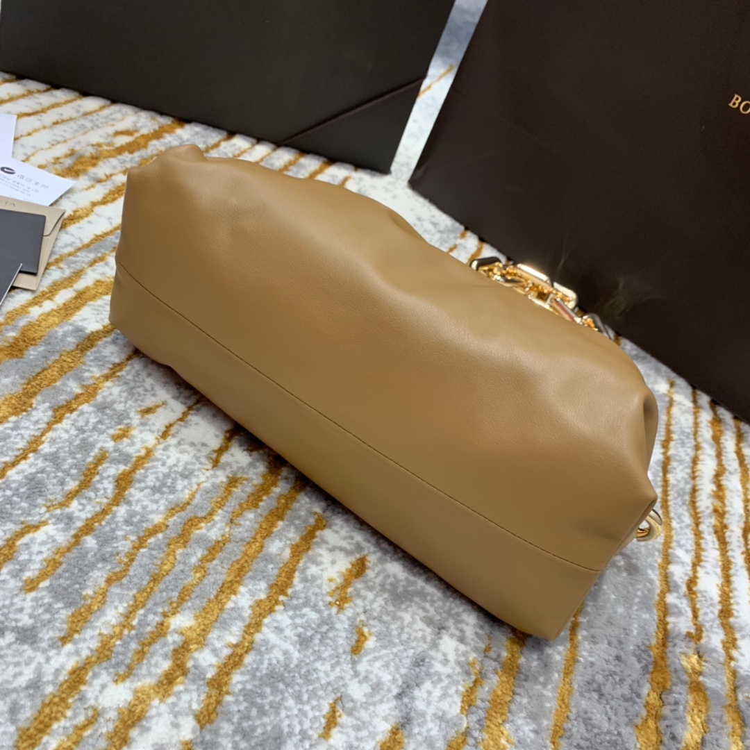 Bottega Veneta 𝙏𝙃𝙀 𝘾𝙃𝘼𝙄𝙉 𝙋𝙊𝙐𝘾𝙃 31CM BAG 620230焦糖色/金链