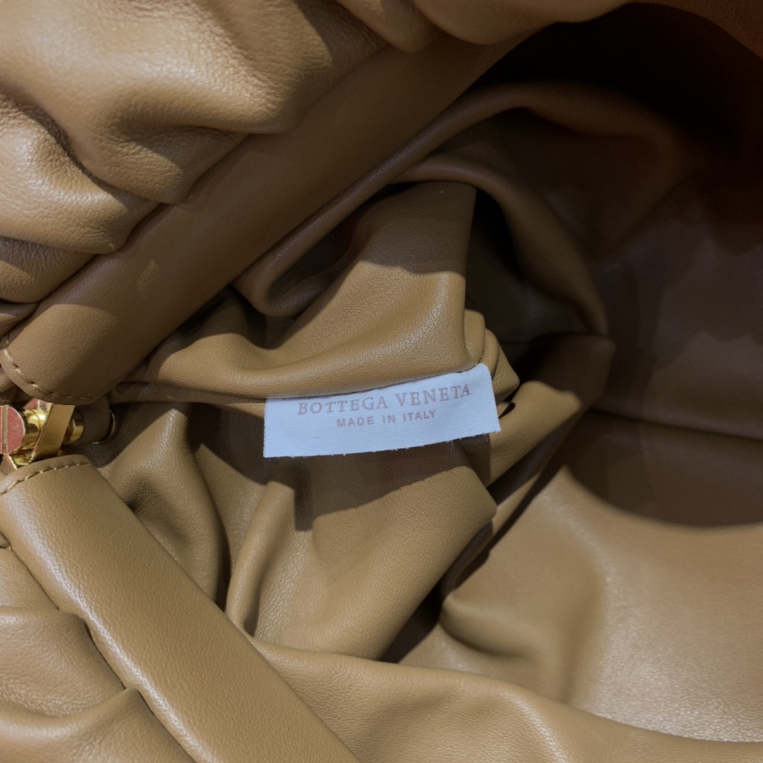 Bottega Veneta 𝙏𝙃𝙀 𝘾𝙃𝘼𝙄𝙉 𝙋𝙊𝙐𝘾𝙃 31CM BAG 620230焦糖色/金链
