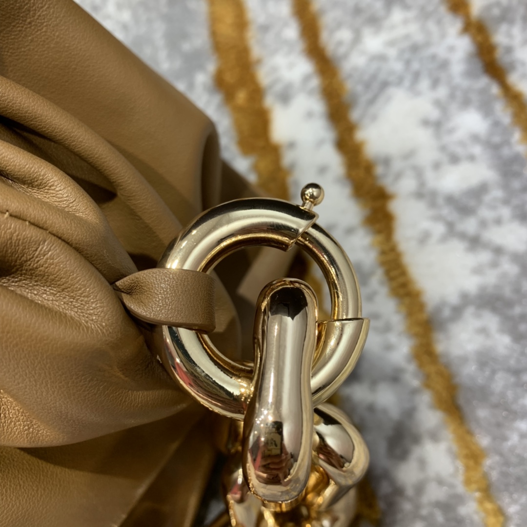Bottega Veneta 𝙏𝙃𝙀 𝘾𝙃𝘼𝙄𝙉 𝙋𝙊𝙐𝘾𝙃 31CM BAG 620230焦糖色/金链