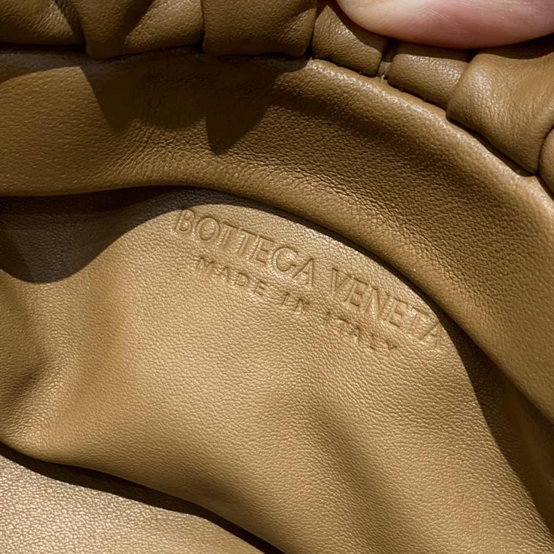 Bottega Veneta 𝙏𝙃𝙀 𝘾𝙃𝘼𝙄𝙉 𝙋𝙊𝙐𝘾𝙃 31CM BAG 620230焦糖色/金链
