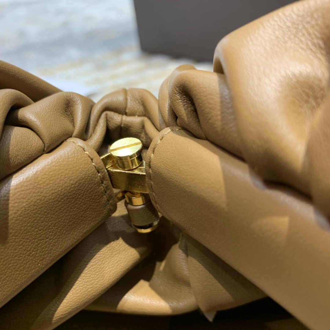 Bottega Veneta 𝙏𝙃𝙀 𝘾𝙃𝘼𝙄𝙉 𝙋𝙊𝙐𝘾𝙃 31CM BAG 620230焦糖色/金链