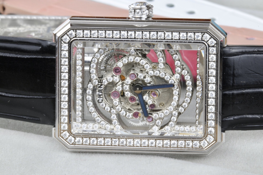 Chanel Premiere Camelia Skeleton cassa e lunetta in oro bianco con diamanti, quadrante scheletrato, cinturino in alligatore nero 37 mm Meccanico da donna