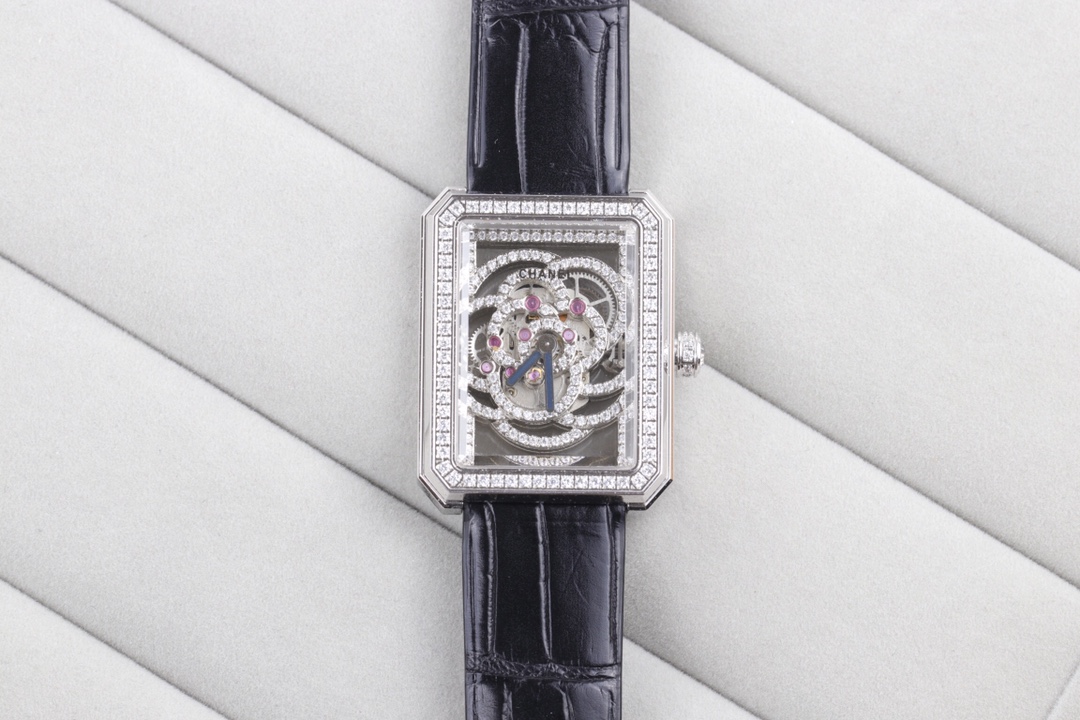 Chanel Premiere Camelia Skeleton cassa e lunetta in oro bianco con diamanti, quadrante scheletrato, cinturino in alligatore nero 37 mm Meccanico da donna