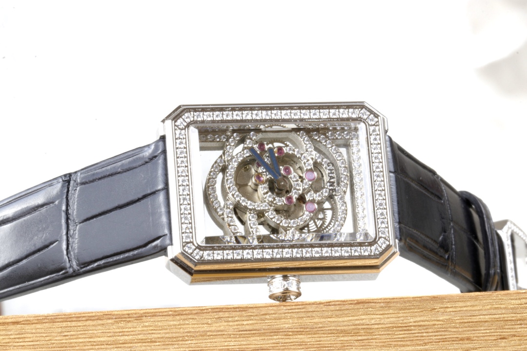 Chanel Premiere Camelia Skeleton cassa e lunetta in oro bianco con diamanti, quadrante scheletrato, cinturino in alligatore nero 37 mm Meccanico da donna