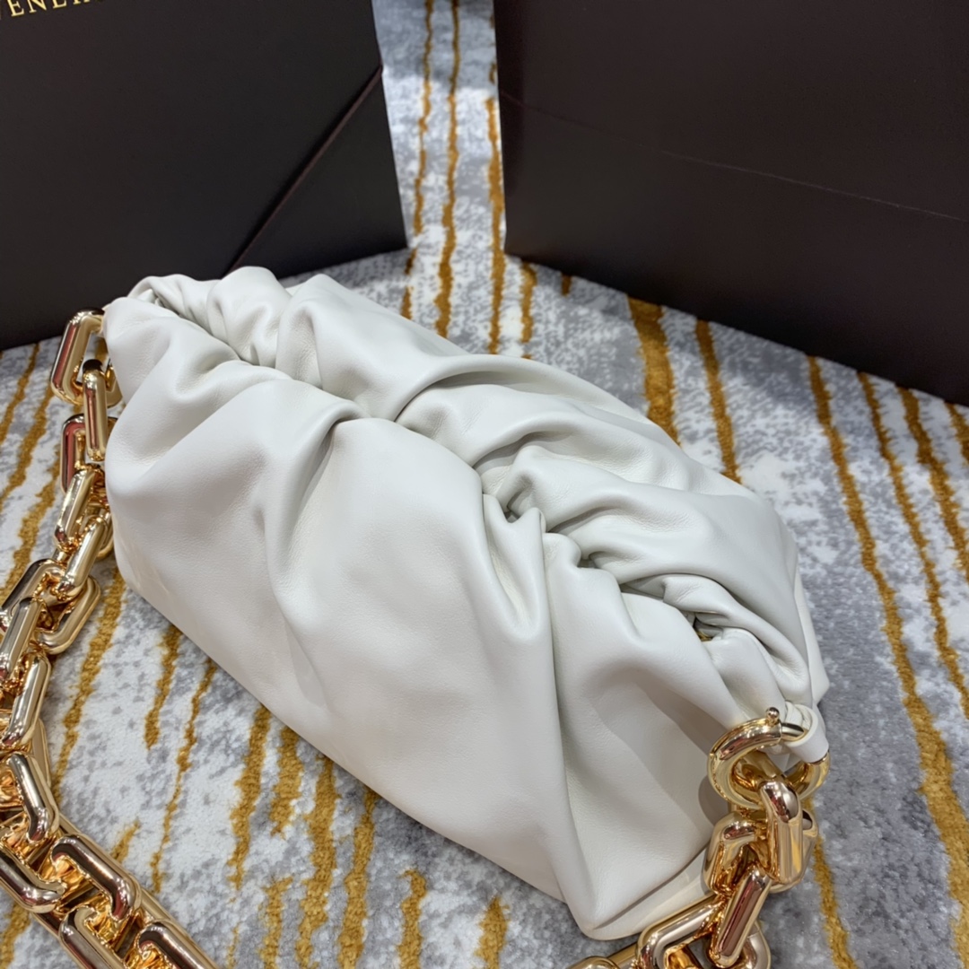 Bottega Veneta ๐๐๐ ๐พ๐๐ผ๐๐ ๐๐๐๐พ๐ 31CM BAG 620230็ฝ่ฒ/้้พ